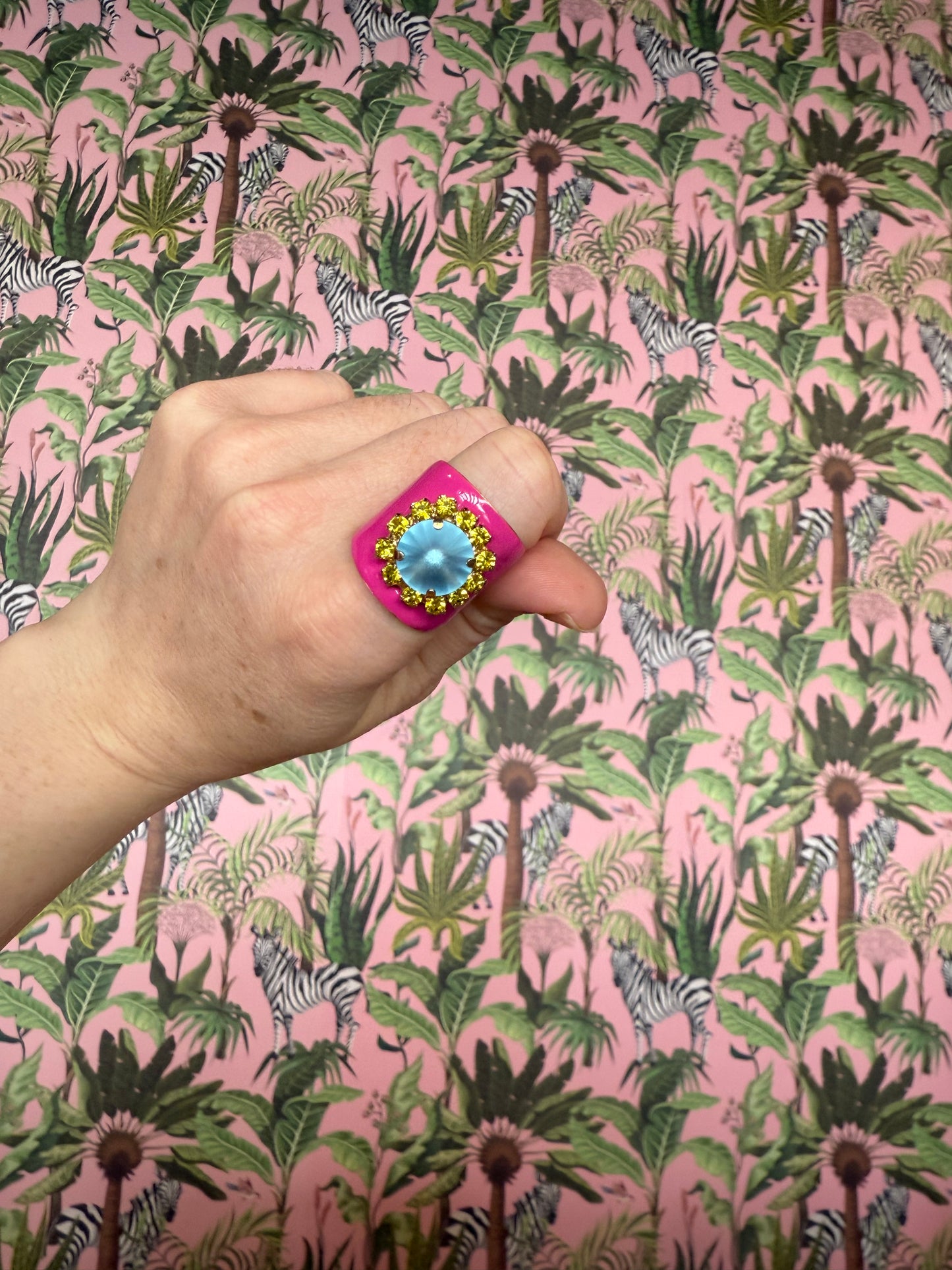 TOVA-JACCI RING IN ENAMEL HOT PINK