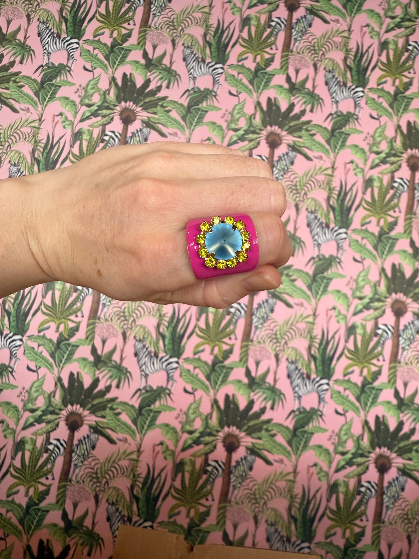TOVA-JACCI RING IN ENAMEL HOT PINK