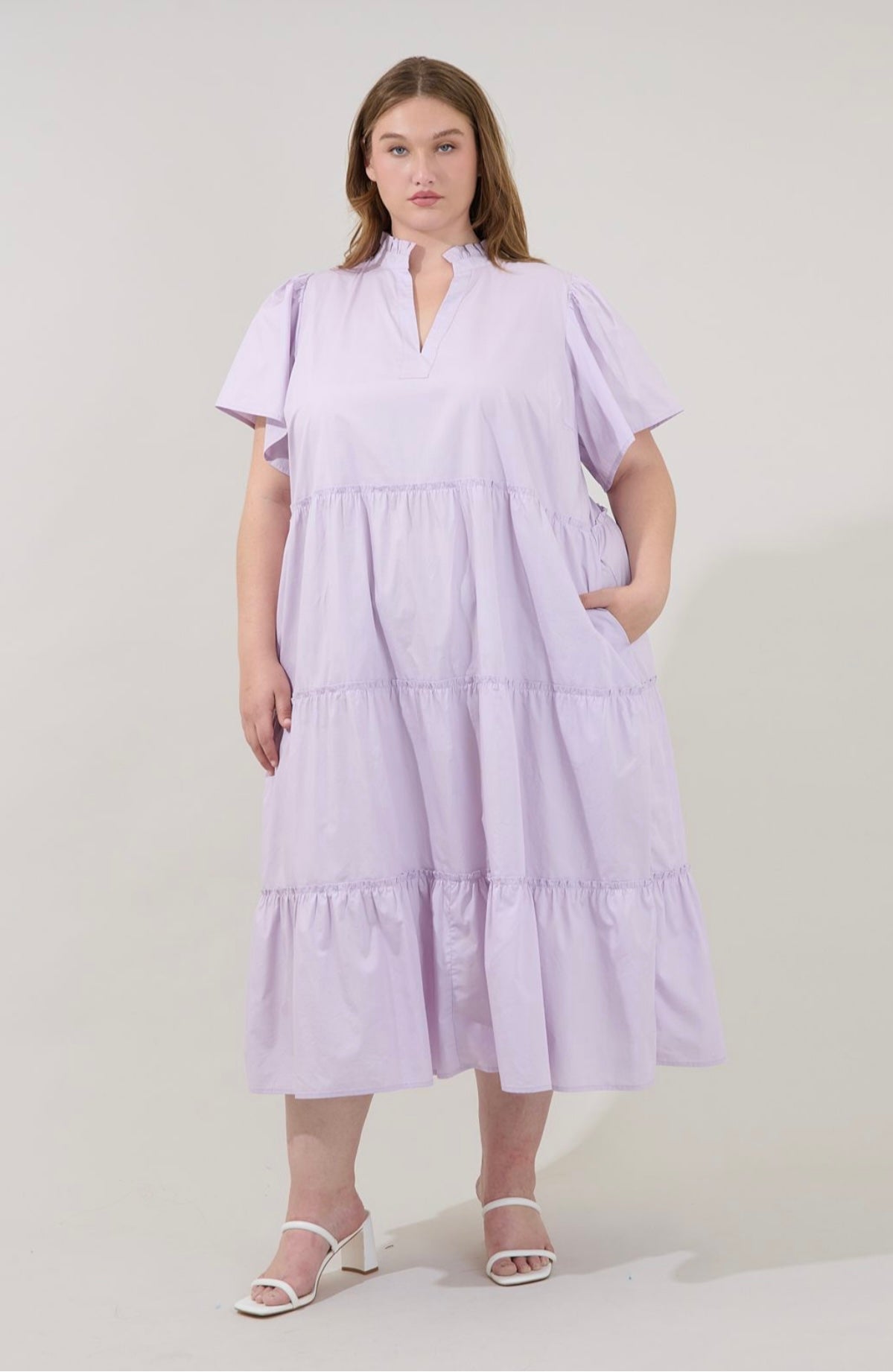Noelle Split Neck Poplin Tiered
Midi Dress Curve