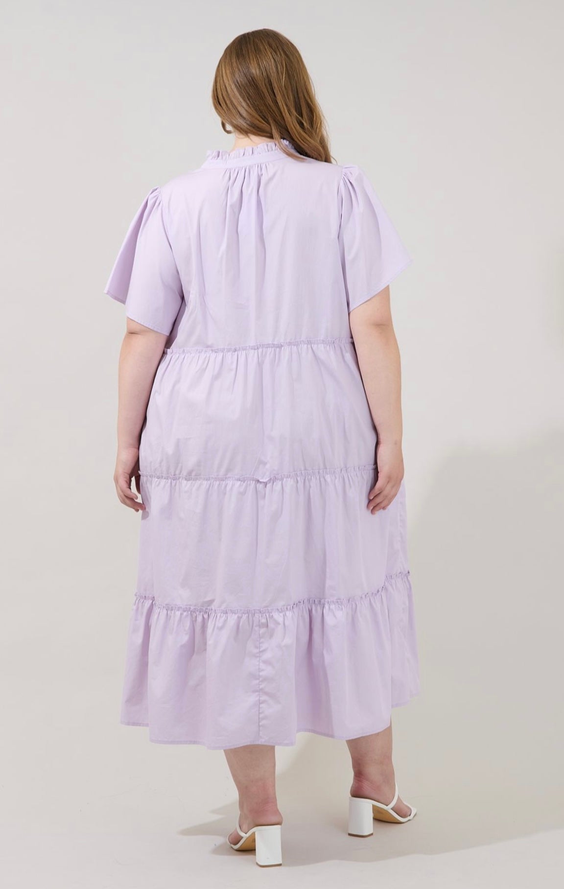 Noelle Split Neck Poplin Tiered
Midi Dress Curve